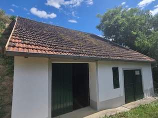Presshaus mit Weinpresse und gewölbter Kellerröhre