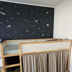 Stockbett KURA mit Gardinen aus Musselin & Bücherleisten von Limmaland (1 Jahr alt), 250 €, Kindersachen-Kinderzimmer in 1100 Favoriten