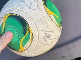 Matchball Rapid Wien mit Unterschriften