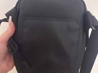 Lacoste Umhängetasche , 45 €, Kleidung & Schmuck-Herrenkleidung in 4040 Linz