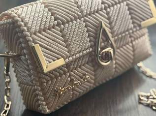 Die Tasche für einen Kaffee in der Stadt Die Tasche für einen Kaffee in der Stadt