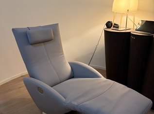 Hochqualitativer elektrisch verstellbarer Relaxsessel (NP €8.580, -) Hochqualitativer elektrisch verstellbarer Relaxsessel (NP €8.580, -)