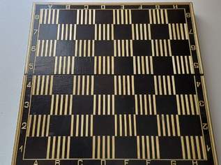 Altes Reiseschach in Holzkassette mit Matroschka Figuren