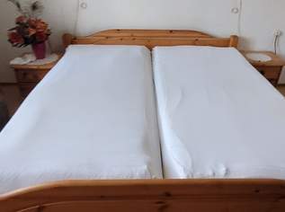Doppelbett mit Nachtkästchen Doppelbett mit Nachtkästchen