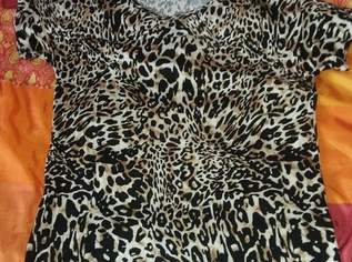 Shirt mit rundum Wildkatzenaufdruck, Damen, 40, 10 €, Kleidung & Schmuck-Damenkleidung in 6020 Pradl
