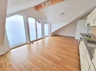 Ideal für Singles oder Paare – neuwertige Mansardenwohnung mit Balkon und Carport, 920 €, Immobilien-Wohnungen in 5112 Lamprechtshausen
