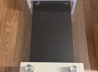 Moderner Couchtisch mit Glasplatte Moderner Couchtisch mit Glasplatte