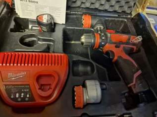 Milwaukee Akku-Bohrschrauber M12 BDDX Set Exzenter- und Winkel-Vorsatz, HD-Box Milwaukee Akku-Bohrschrauber M12 BDDX Set Exzenter- und Winkel-Vorsatz, HD-Box