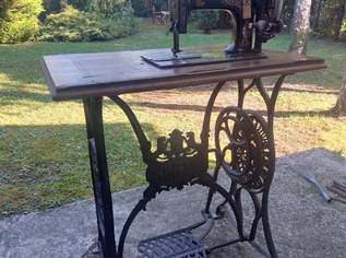 Stoewer Langschiff-Nähmaschine mit Bodenplatten-Stichsteller im „Tiffany“-Dekor., 150 €, Marktplatz-Antiquitäten, Sammlerobjekte & Kunst in 2511 Gemeinde Pfaffstätten