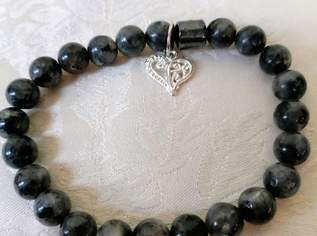 Armband aus Onyx Steinen mit kleinen Herz Anhänger es ist 18 cm lang und mit einem Gummiband gefertigt.