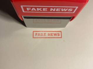 Stempel rot, Fake News
