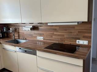 Hochwertige, gepflegte U-förmige Einbauküche in Creme mit Holzdekor-Arbeitsplatte und -Rückwand Hochwertige, gepflegte U-förmige Einbauküche in Creme mit Holzdekor-Arbeitsplatte und -Rückwand