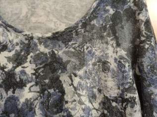 Pullover mit floralem Design Größe 48, 3 €, Kleidung & Schmuck-Damenkleidung in 4175 Herzogsdorf