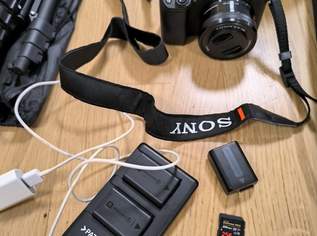Sony Alpha 6300 (4K) + 16-50mm OSS – Neuwertig | Riesiges Zubehör-Set (Stative, 256GB SD, 3 Akkus) – VHB