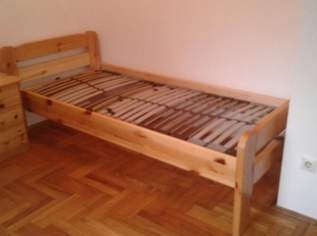 Bett + Lattenrost + Nachtisch, 150 €, Haus, Bau, Garten-Möbel & Sanitär in 4074 Stroheim