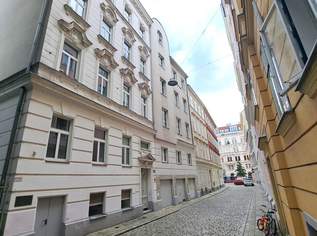 Wohnen mit Wiener Charme – gemütliche 2-Zimmer-Wohnung im Roten Hof, Garagenbox verfügbar, 498000 €, Immobilien-Wohnungen in 1080 Josefstadt