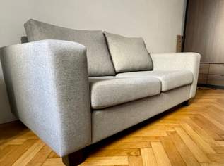 2 Sitzer Sofa Mömax, 80 €, Haus, Bau, Garten-Möbel & Sanitär in 1160 Ottakring