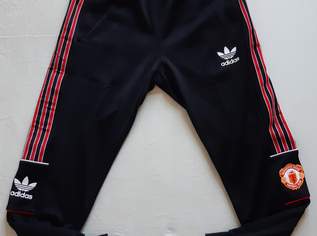 Manchester United Jogginghose Trainingshose Sweathose ManU Adidas Größe L NEU + Etikett + Originalverpackung Manchester United Jogginghose Trainingshose Sweathose ManU Adidas Größe L NEU + Etikett + Originalverpackung