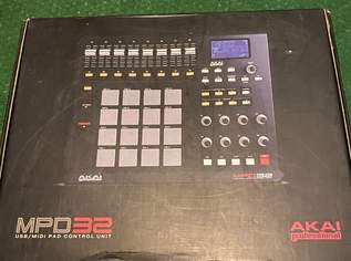 AKAI  MPD 32