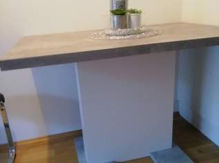 Ausziebarer Esszimmertisch in weiß mit Tischplatte in Betonoptik