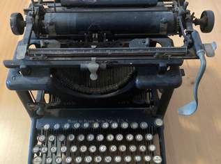 2 alte Schreibmaschinen zu verkaufen