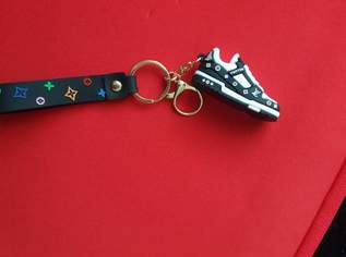 LOUIS VUITTON Sclüsselanhänger, 29 €, Kleidung & Schmuck-Accessoires, Uhren, Schmuck in 4020 Linz