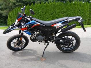 **Derbi Senda DRD X-Treme 50 SM (EZ 2019) – Top gepflegt, unfallfrei**, 2450 €, Auto & Fahrrad-Motorräder in 8101 Gratkorn