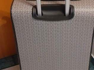 Guess Reisetrolly wenig benutzt 80Vb. Guess Reisetrolly wenig benutzt 80Vb.