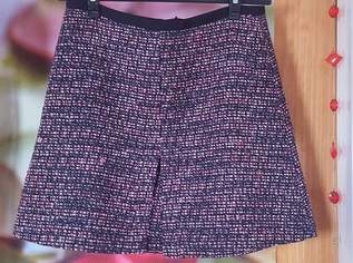 Boucle Rock ungetragen, 7 €, Kleidung & Schmuck-Damenkleidung in 1200 Brigittenau