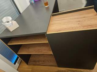 Praktischer Schreibtisch mit viel Stauraum