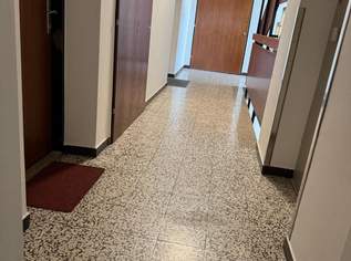 Top-sanierte 3-Zimmer-Wohnung mit Loggia, Lift, Parkplatz & Küche – 94m² – 270.000€ Top-sanierte 3-Zimmer-Wohnung mit Loggia, Lift, Parkplatz & Küche – 94m² – 270.000€