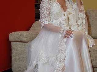 Kleid aus Tüll und floraler Spitze mit bestickten Rüschen , 215 €, Kleidung & Schmuck-Damenkleidung in Rumänien