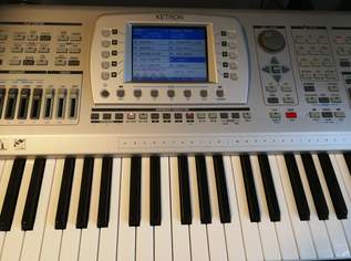 Ketron Audya 76 - wie neu. Nur als Hobby manchmal gespielt mit originalem Kofer Ketron Audya 76 - wie neu. Nur als Hobby manchmal gespielt mit originalem Kofer