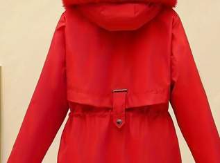 Ganz neue rote Damen Winterjacke mit Fell gefüttert und Kapuze bisschen dunkler rot als am Foto Ganz neue rote Damen Winterjacke mit Fell gefüttert und Kapuze bisschen dunkler rot als am Foto