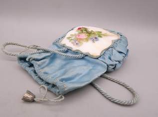 Edle antike kleine Handtasche mit wunderbarer floraler Verzierung aus Omas Truhe