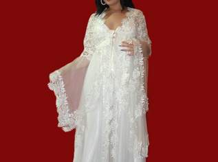 Kleid aus Tüll und floraler Spitze mit bestickten Rüschen., 190 €, Kleidung & Schmuck-Damenkleidung in Rumänien