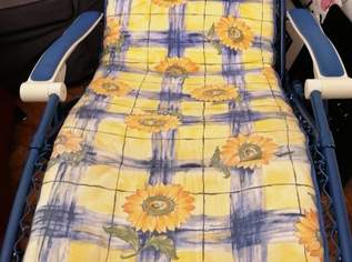 Lafuma Liege, dunkelblau mit Sonnenblumen-Motiv, gebraucht. Lafuma Liege, dunkelblau mit Sonnenblumen-Motiv, gebraucht.