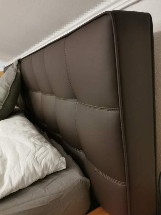 Massivholz Bett aus Kernbuche mit Leder Kopfteil