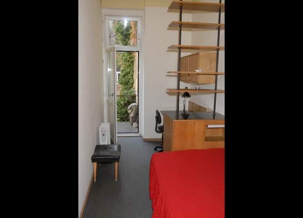 Schönes möbliertes WG Zimmer mit Balkon in zentraler Innenhoflage Schönes möbliertes WG Zimmer mit Balkon in zentraler Innenhoflage