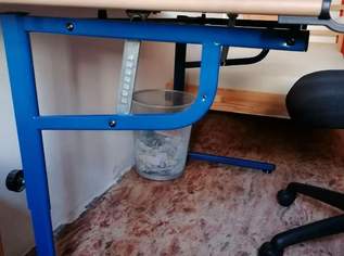 Schreibtisch (höhenverstellbar) günstig abzugeben