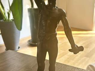 Maskuline Bronzefigur auf Sockel - 32 cm, 80 €, Haus, Bau, Garten-Geschirr & Deko in 1020 Leopoldstadt