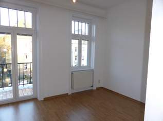 Helle Altbauwohnung mit Balkon und Gemeinschaftsgarten