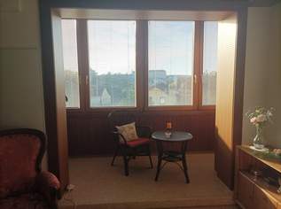 Bezugsfertige, voll möblierte loftartige Wohnung mit vollverglaster Loggia im 2. Stock mit Fernblick nach Süden und Westen. Provisionsfrei Bezugsfertige, voll möblierte loftartige Wohnung mit vollverglaster Loggia im 2. Stock mit Fernblick nach Süden und Westen. Provisionsfrei