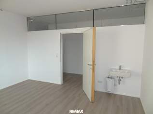 Nur für Ärzte: Zu sanierende und noch frei gestaltbare Praxisfläche in sehr guter Frequenzlage zu mieten, 0 €, Immobilien-Gewerbeobjekte in Tirol