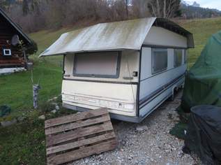 Wohnwagen mit Schutzdach