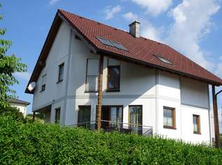 Wohnhaus in Siedlungsrandlage fast im Grünen mit Hochterrasse und kleinem Schwimmteich