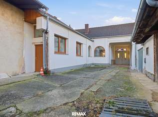 Renovierungsbedürftiges Bauernhaus mit Garten, Innenhof, Weinkeller und Nebengebäude, 129900 €, Immobilien-Häuser in 2024 Mailberg