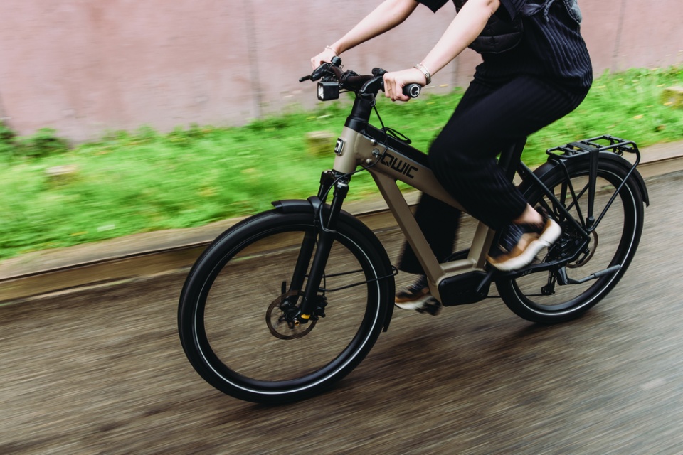 Neues „Adventure Bike“: das Atlas von Qwic überzeugt in Stadt und Umland.